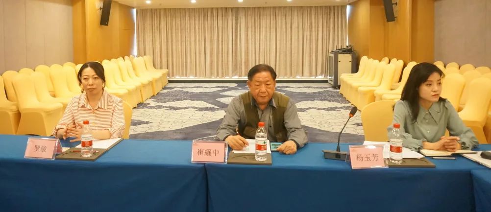 讲台.jpg